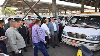  محافظ أسيوط يتفقد مواقف السرفيس ومحطات الوقود لمتابعة الالتزام بالتعريفة الجديدة