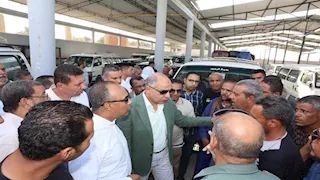 تحريك أسعار الوقود.. محافظ المنيا يتفقد المواقف لمتابعة التعريفة الجديدة -صور