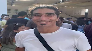 ظهور نادر للفنان سري النجار .. يحتفي بتكريم منة شلبي وفيلم "الساحر"‎