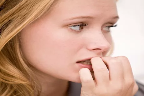 قد يؤدي إلى التسوس- احذر أضرار قضم الأظافر على الأسنان 