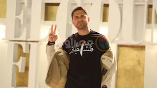 بـ تيشيرت فلسطين وعلامة النصر.. عمر درويش يدعم القضية الفلسطينية في ثاني أيام الجونة السينمائي