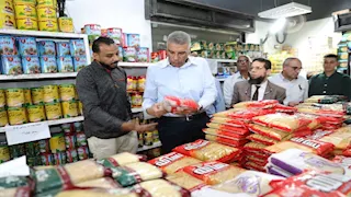 بالصور- محافظ أسوان في جولة مفاجئة لضبط الأسواق بكوم أمبو