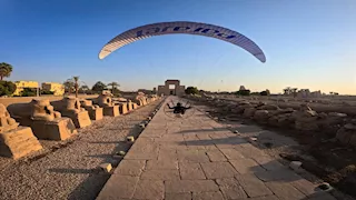 بمشاركة 100 مغامر.. مظلات الباراموتور تُزين سماء الأقصر (صور)