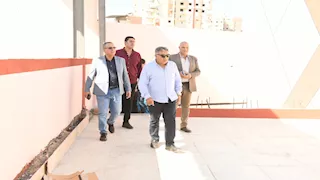 سيدة تلقي "مخلفات دواجن" من السطح أمام محافظ الدقهلية.. والأخير: "اعملوا لها محضر"