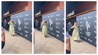 "بالطو طويل وحجاب".. جورجينا تخطف الأنظار في أسبوع الموضة بالرياض