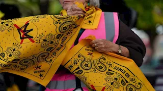  "لا ملوك 2".. لماذا يرتدي متظاهرون ضد ترامب اللون الأصفر؟