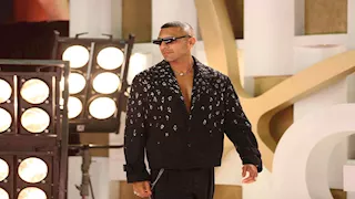 بدلة غريبة ونظارة شمس.. حسن أبو الروس يثير الجدل في ثالث أيام الجونة السينمائي