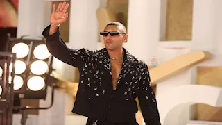 بلون شعر غريب.. حسن أبو الروس بإطلالة غير تقليدية في الجونة  