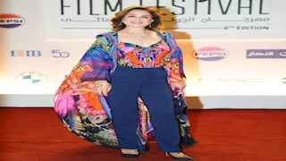 "ملكة الألوان".. إلهام شاهين بإطلالة مبهجة في رابع أيام الجونة 