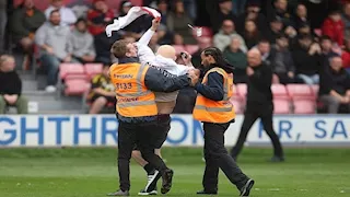 "جاري نيفيل خائن".. اعتقال 3 أشخاص بعد اقتحام ملعب في إنجلترا