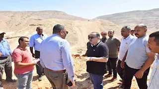 بالصورـ محافظ أسيوط يتفقد أعمال إنشاء المحور الرابط بين البداري وطريق البحر الأحمر