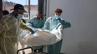 القسام والسرايا تسلمان جثة أسير إسرائيلي للصليب الأحمر