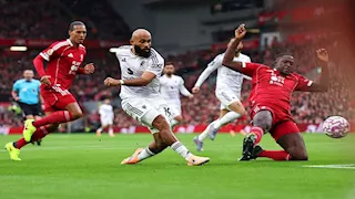 خطأ فادح من حكم مباراة ليفربول في الهدف الأول لليونايتد