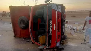 4 مصابين في تصادم شاحنتين بطريق السويس-السخنة (صور)