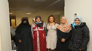 أكتوبر الوردي.. ناهد السباعي في مستشفى الأورام بالأقصر- صور