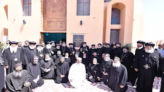 بالصورـ البابا تواضروس يزور دير الأنبا هيرمينا بالوادي الأسيوطي ويلتقي رهبانه