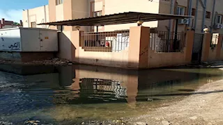 بين مشروع أهلي متهالك وآخر حكومي متوقف.. قرية بأسوان تغرق في الصرف (صور)