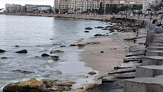 أول رد رسمي من "علوم البحار" عن انحسار البحر بالإسكندرية (صور)