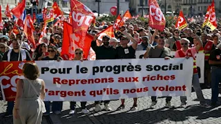 عشرات الآلاف يتظاهرون في فرنسا احتجاجاً على سياسات التقشف