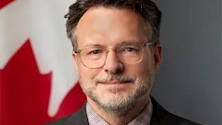 "أجدع ناس".. سفير كندا بمصر يقوم بجولة في الإسكندرية ويركب الحنطور (فيديو)