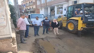 إصلاح انفجار خط مياه رئيسي بصفط جدام في المنوفية (صور)