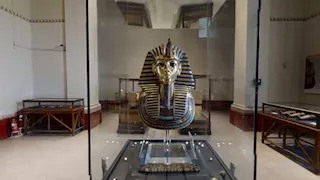   8 صور نادرة لقناع الملك توت عنخ آمون بعد نقله رسميًا للمتحف الكبير