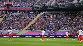 لماذا يقف لاعبو الدوري الإسباني احتجاجًا قبل كل مباراة؟