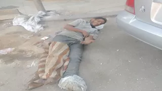 قدمه في حالة تعفن.. مشرد يصارع الموت في شوارع الزقازيق