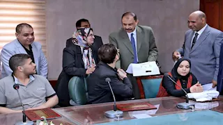 محافظ سوهاج يسلم 16 عقد عمل و30 كرسيًا متحركًا لذوي الإعاقة (فيديو وصور)