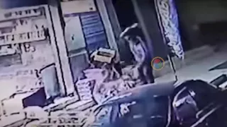 رعب في الحصري.. عامل يقطع صاحب سوبر ماركت بالساطور بنص الليل (فيديو)