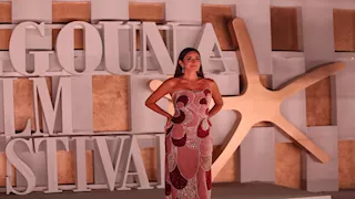 فستان جريء وتاتو.. أمينة خليل تتألق على السجادة الحمراء في مهرجان الجونة