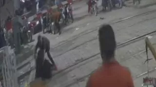  بطل فوق القضبان.. عامل مزلقان ينقذ سيدة من الموت قبل ثوانٍ من مرور القطار في المنيا- صور