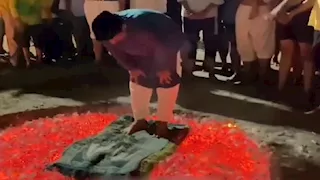 فيديو أثار الجدل.. رجال يفرشون سجادة على الجمر ويصلون عليها