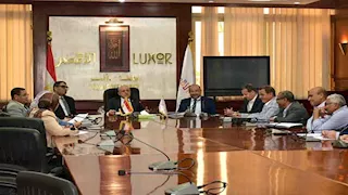 محافظ الأقصر يعقد اجتماعًا لمناقشة حصر المتغيرات المكانية