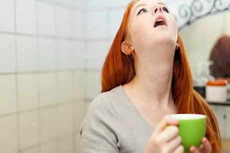 الغرغرة بالماء والملح تخلصك من الكحة.. حقيقة أم خرافة؟