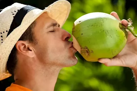 شرب ماء جوز الهند يوميًا على الريق- ماذا يفعل بالجسم؟