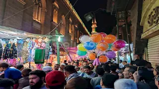 بالصور.. زحام شديد في الليلة الختامية لمولد الإمام الحسين