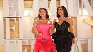 "جرأة وأناقة".. رانيا منصور وابنتها توانا يخطفان الأنظار في مهرجان الجونة