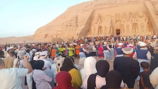 بالصور- 4 آلاف سائح يشاهدون ظاهرة تعامد الشمس على وجه رمسيس الثاني بمعبد أبو سمبل