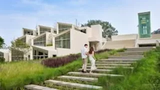 "فخ للأثرياء وسعر مفاجأة".. مسبح شفاف بمنتجع يثير الجدل (صور)