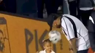 انتقم بطريقته الخاصة.. كرة طائشة تصيب ابنة البرازيلي نيمار وهذا ما فعله (فيديو)