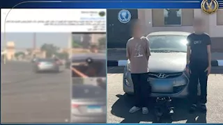 فيديو مثير| طفل يقود سيارة وآخر يلعب بالتزلج على بابها.. الداخلية تتدخل