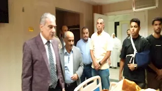 رئيس جامعة أسوان يتابع الحالة الصحية للطلاب المصابين في حادث أبوسمبل