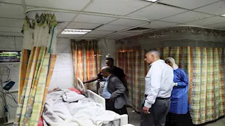 مصرع طالبة وإصابة 13 آخرين في انقلاب ميكروباص بأسوان (صور)