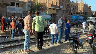 "كانوا بيعدوا المزلقان".. مصرع سيدة وإصابة طفلها أسفل قطار في السويس