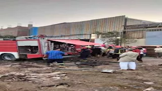 النيران تلتهم مخزن صاج في مصنع بمدينة بدر