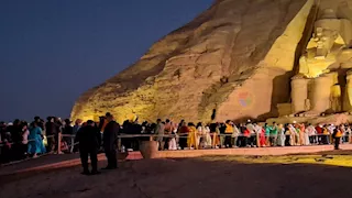 آلاف السائحين يٌشاهدون تعامد الشمس على وجه رمسيس الثاني بمعبد أبو سمبل- صور