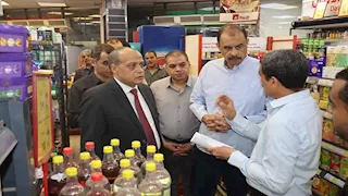 محافظ سوهاج يتفقد الأسواق.. توجيهات بضبط الأسعار وتوافر السلع الأساسية -صور