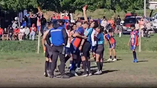 طرد اثنين من زملائه.. لاعب يعتدي على حكم ويفقده أسنانه