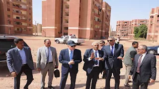 بالصور- مستشار رئيس الجمهورية ومحافظ أسوان يتفقدان سير العملية التعليمية